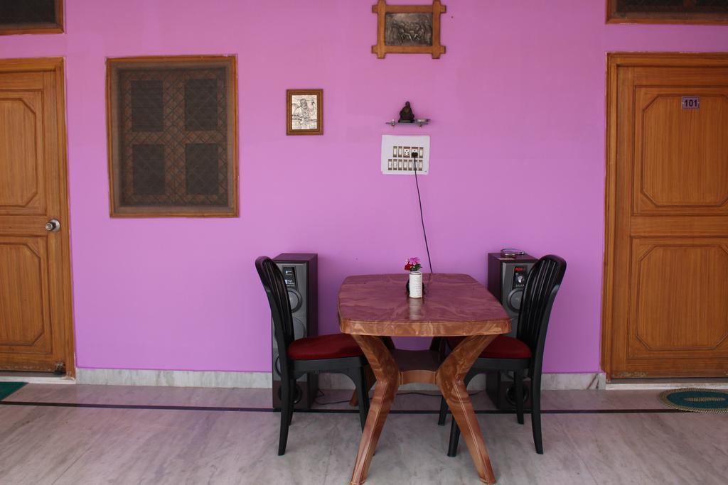 Prem Home Stay Кхаджурахо Экстерьер фото